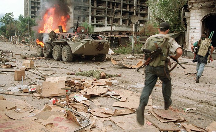 Чеченские боевики во время уличных боев в Грозном.