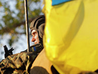 Солдат украинской армии недалеко от Мариуполя. Архивное фото Солдат украинской армии недалеко от Мариуполя. Архивное фото