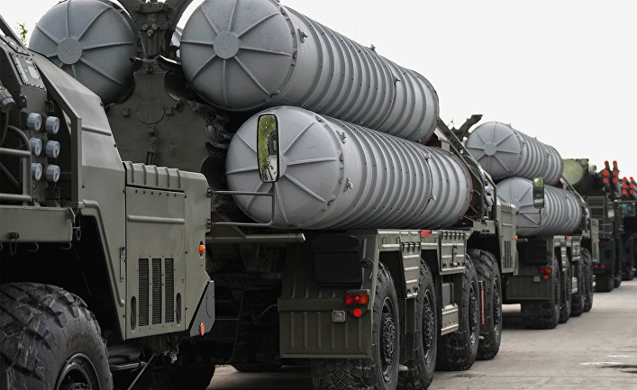 Ракетный комплекс С-400 во время подготовки боевой техники к участию в военном параде