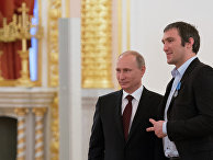 Президент России Владимир Путин (слева) и нападающий сборной по хоккею Александр Овечкин на церемонии награждения национальной сборной
