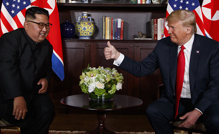 Лидер КНДР Ким Чен Ын и президент США Дональд Трамп во время встречи в Сингапуре. 12 июня 2018