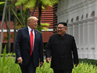 Президент США Дональд Трамп и лидер КНДР Ким Чен Ын Во время прогулки у отеля "Капелла" в Сингапуре. 12 июня 2018