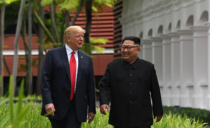 Президент США Дональд Трамп и лидер КНДР Ким Чен Ын Во время прогулки у отеля "Капелла" в Сингапуре. 12 июня 2018