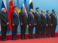Премьер-министр Индии Нарендра Моди, президент РФ Владимир Путин, президент Пакистана Мамнун Хусейн и другие лидеры на церемонии фотографирования глав государств - членов ШОС перед началом заседания Совета глав государств. 10 июня 2018