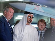 Заместитель председателя правительства РФ Дмитрий Рогозин и наследный принц Абу-Даби, заместитель Верховного Главнокомандующего Вооруженных сил Объединенных Арабских Эмиратов шейх Мухаммед бен Заид Аль Нахайян (слева направо) на стенде Российской Федерации на Международной авиационно-космической выставке Dubai Airshow 2017