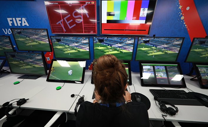 Контрольная комната системы видеопомощи арбитрам (VAR) в Международном вещательном центре ЧМ-2018 по футболу в Москве.