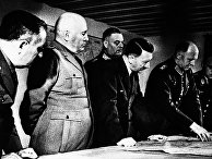 Адольф Гитлер и Бенито Муссолини смотрят на военную карту, сентябрь 1941 года Адольф Гитлер и Бенито Муссолини смотрят на военную карту, сентябрь 1941 года