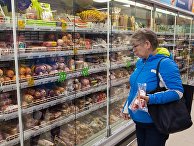 Покупательница в магазине "Пятерочка" в Москве Покупательница в магазине "Пятерочка" в Москве