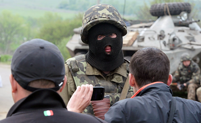 Украинский военный и жители востока Украины