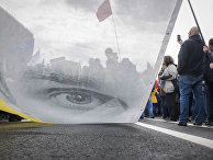 Митингующие держат плакат с изображением Олега Сенцова во время митинга оппозиции в Москве Митингующие держат плакат с изображением Олега Сенцова во время митинга оппозиции в Москве