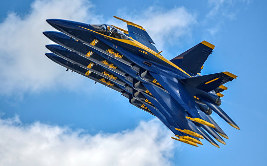 Авиационная группа ВМС США «Голубые Ангелы» выступает на авиасалоне в Дейтоне Авиационная группа ВМС США «Голубые Ангелы» выступает на авиасалоне в Дейтоне