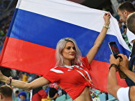 Болельщица перед матчем группового этапа чемпионата мира по футболу Болельщица перед матчем группового этапа чемпионата мира по футболу