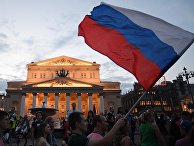 Болельщики празднуют победу сборной России Болельщики празднуют победу сборной России