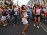 Флешмоб футбольных болельщиков в поддержку сборной России перед матчем ЧМ-2018 по футболу со сборной Уругвая на улице Куйбышева в Самаре