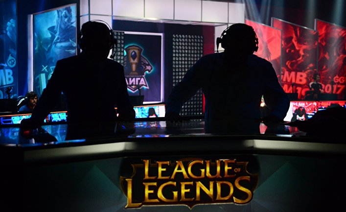 Ведущие финала Континентальной лиги League of Legends в кинотелевизионном комплексе "Главкино" в Московской области