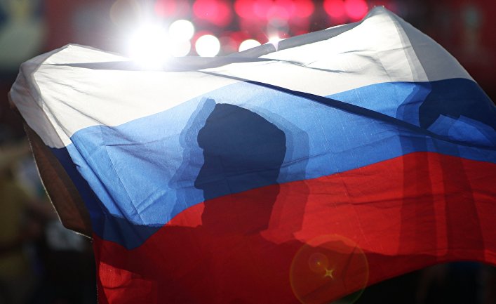 Болельщики празднуют победу сборной России
