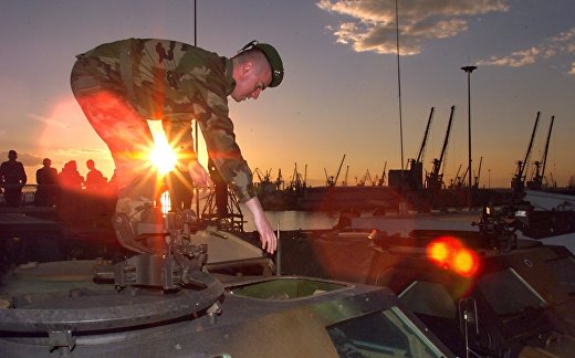 Французский солдат на бронетранспортере во время операция по переброске сил и вооружений НАТО через Салоники в Македонию, а затем в Косово Французский солдат на бронетранспортере во время операция по переброске сил и вооружений НАТО через Салоники в Македонию, а затем в Косово