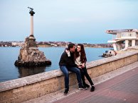Молодые люди на набережной в Севастополе Молодые люди на набережной в Севастополе