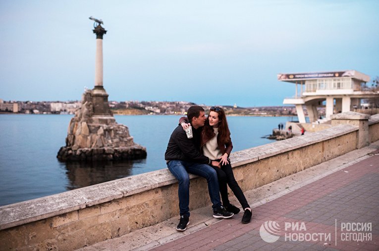 Молодые люди на набережной в Севастополе