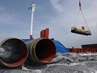 Подготовка к прокладке труб газопровода по дну Балтийского моря в порту Визби на острове Готланд Подготовка к прокладке труб газопровода по дну Балтийского моря в порту Визби на острове Готланд