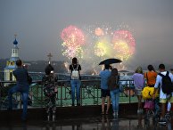 Праздничный салют в честь окончания ЧМ-2018 по футболу на Воробьевых горах в Москве Праздничный салют в честь окончания ЧМ-2018 по футболу на Воробьевых горах в Москве