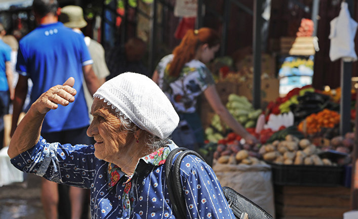 Пожилая женщина на продуктовом рынке в Казани