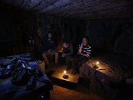 Владелец War Hostel Ариян Курбашич с двумя гостями в бункере, оборудованном в подвале хостела в Сараево Владелец War Hostel Ариян Курбашич с двумя гостями в бункере, оборудованном в подвале хостела в Сараево