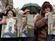 Женщины с портретами Николая Второго на церемонии открытия памятника последнему императору России в Белграде Женщины с портретами Николая Второго на церемонии открытия памятника последнему императору России в Белграде