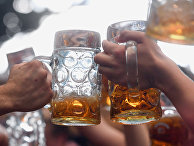 Посетители пивного фестиваля Oktoberfest на ярмарке Theresienwiese в Мюнхене, Германия Посетители пивного фестиваля Oktoberfest на ярмарке Theresienwiese в Мюнхене, Германия