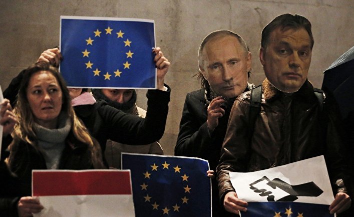 Демонстранты с потретами Владимира Путина и Виктора Орбана на акции протеста в Лондоне