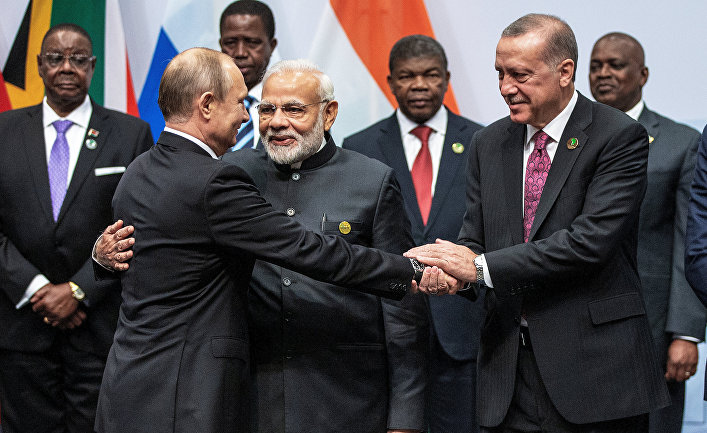Президент России Владимир Путин, премьер-министр Индии Нарендра Моди и президент Турции Тайип Эрдоган на саммите БРИКС в Йоханнесбурге