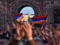Сторонники лидера оппозиции в Армении Никола Пашиняна на митинге на площади Республики в Ереване Сторонники лидера оппозиции в Армении Никола Пашиняна на митинге на площади Республики в Ереване