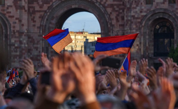 Сторонники лидера оппозиции в Армении Никола Пашиняна на митинге на площади Республики в Ереване