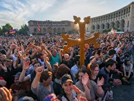 Сторонники лидера оппозиции в Армении Никола Пашиняна на митинге на площади Республики в Ереване