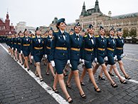 Выпускницы учебных заведений МЧС России на торжественной церемонии, посвященной выпуску курсантов и кадетов вузов МЧС России, на Красной площади в Москве