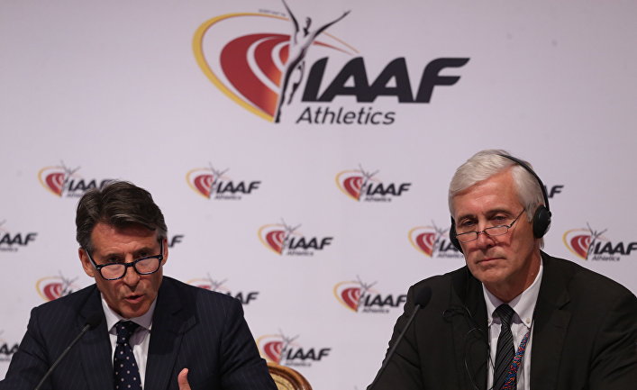 Президент Международной ассоциации легкоатлетических федерации (IAAF) Себастьян Коу и глава инспекционной комиссии IAAF по контролю за действиями Всероссийской федерации легкой атлетики Руне Андерсен на пресс конференции по итогам заседания Совета IAAF