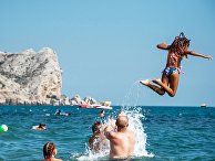 Отдыхающие купаются в Черном море в Судаке