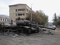 Разбитая боевая техника в городе Цхинвали, подвергшемся нападению грузинских войск. 11 августа 2008 года Разбитая боевая техника в городе Цхинвали, подвергшемся нападению грузинских войск. 11 августа 2008 года