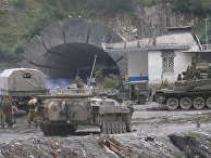 Боевая техника российских военнослужащих у Рокского тоннеля. 13 августа 2008 года