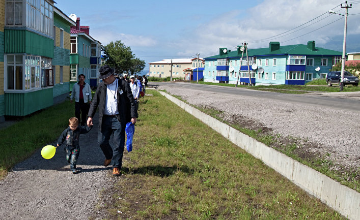 Японские туристы посещают поселок Курильск