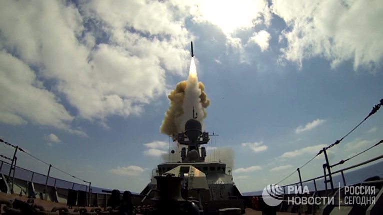 Пуск крылатых ракет "Калибр" по объектам "Джебхат ан-Нусра"* в Сирии из акватории Средиземного моря