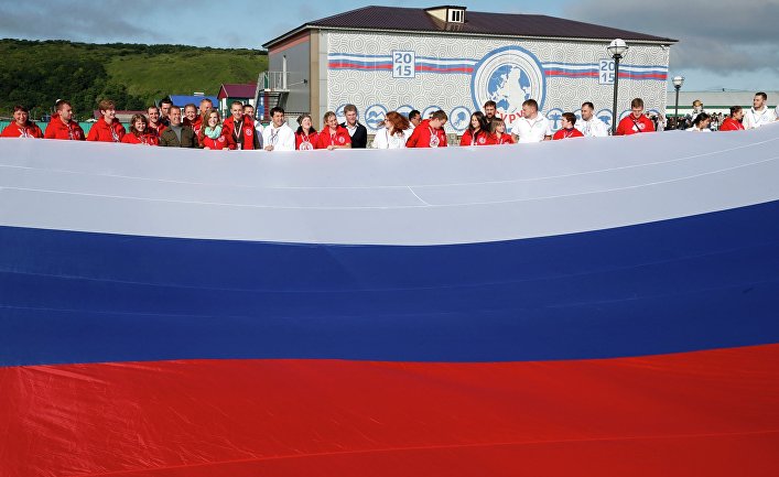 Председатель правительства России Дмитрий Медведев фотографируется с участниками всероссийского молодежного образовательного форума "Итуруп" в городе Курильске