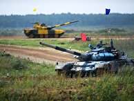 Танки команды армии Армении (на первом плане) и Вьетнама в индивидуальной гонке международных соревнований "Танковый биатлон-2018" на подмосковном полигоне "Алабино" Танки команды армии Армении (на первом плане) и Вьетнама в индивидуальной гонке международных соревнований "Танковый биатлон-2018" на подмосковном полигоне "Алабино"