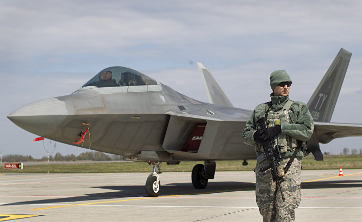 Истребитель ВВС США F-22 Raptor на авиабазе Шяуляй в Литве