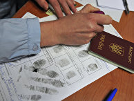 Выдача разрешения на временное проживание гражданину Украины в отделении по вопросам гражданства РФ. Архивное фото Выдача разрешения на временное проживание гражданину Украины в отделении по вопросам гражданства РФ. Архивное фото