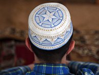 Мусульманин в мечети Джума Хан Джами в Евпатории во время празднования Курбан Байрам