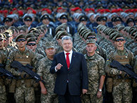 Президент Украины Петр Порошенко во время репетиции военного парада Президент Украины Петр Порошенко во время репетиции военного парада