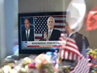 Репортах по телевидению о покойном менаторе США Джоне Маккейне в Фениксе, штат Аризона Репортах по телевидению о покойном менаторе США Джоне Маккейне в Фениксе, штат Аризона