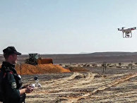 Сотрудник МЧС России запускает беспилотный летательный аппарат на месте крушения российского самолета Airbus A321 авиакомпании "Когалымавиа в Египте Сотрудник МЧС России запускает беспилотный летательный аппарат на месте крушения российского самолета Airbus A321 авиакомпании "Когалымавиа в Египте
