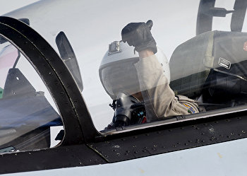 Пилот в кабине истребителя Су-30 готовится к взлету с аэродрома авиабазы «Хмеймим» в провинции Латакия Пилот в кабине истребителя Су-30 готовится к взлету с аэродрома авиабазы «Хмеймим» в провинции Латакия